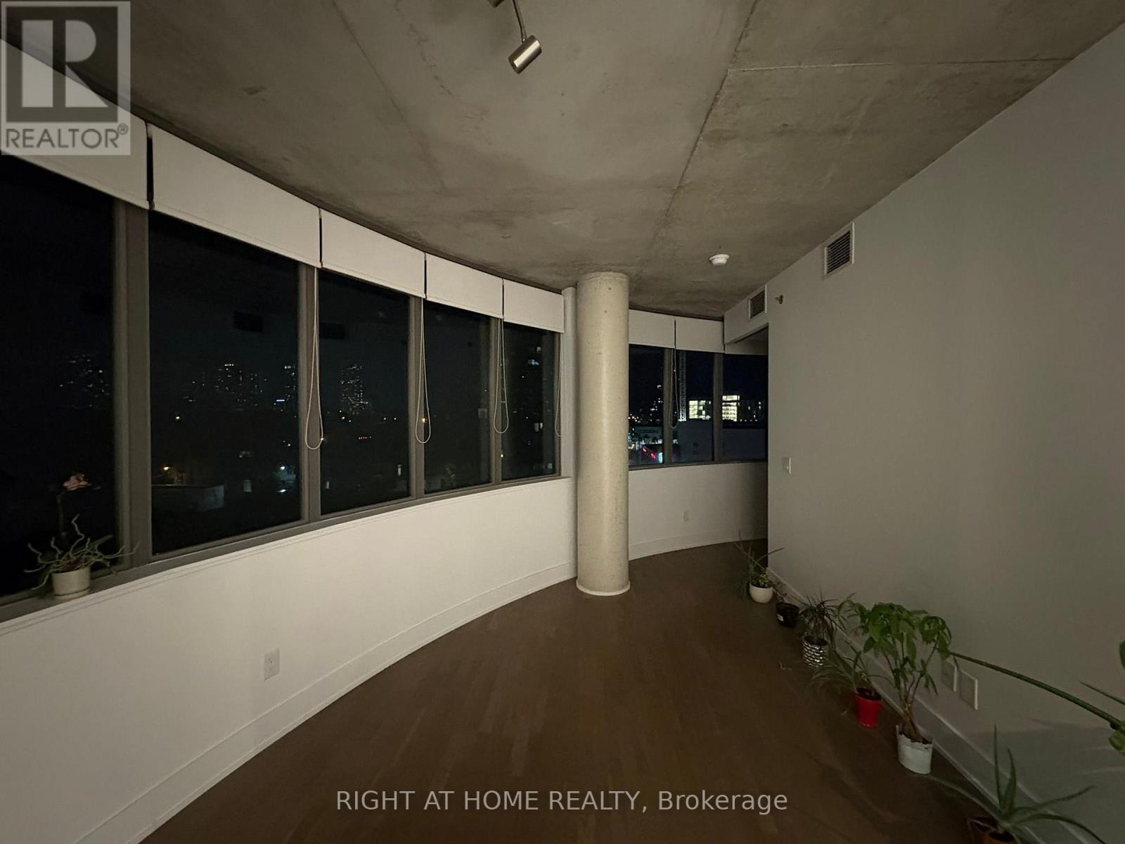 #602 90 TRINITY STREET - 17