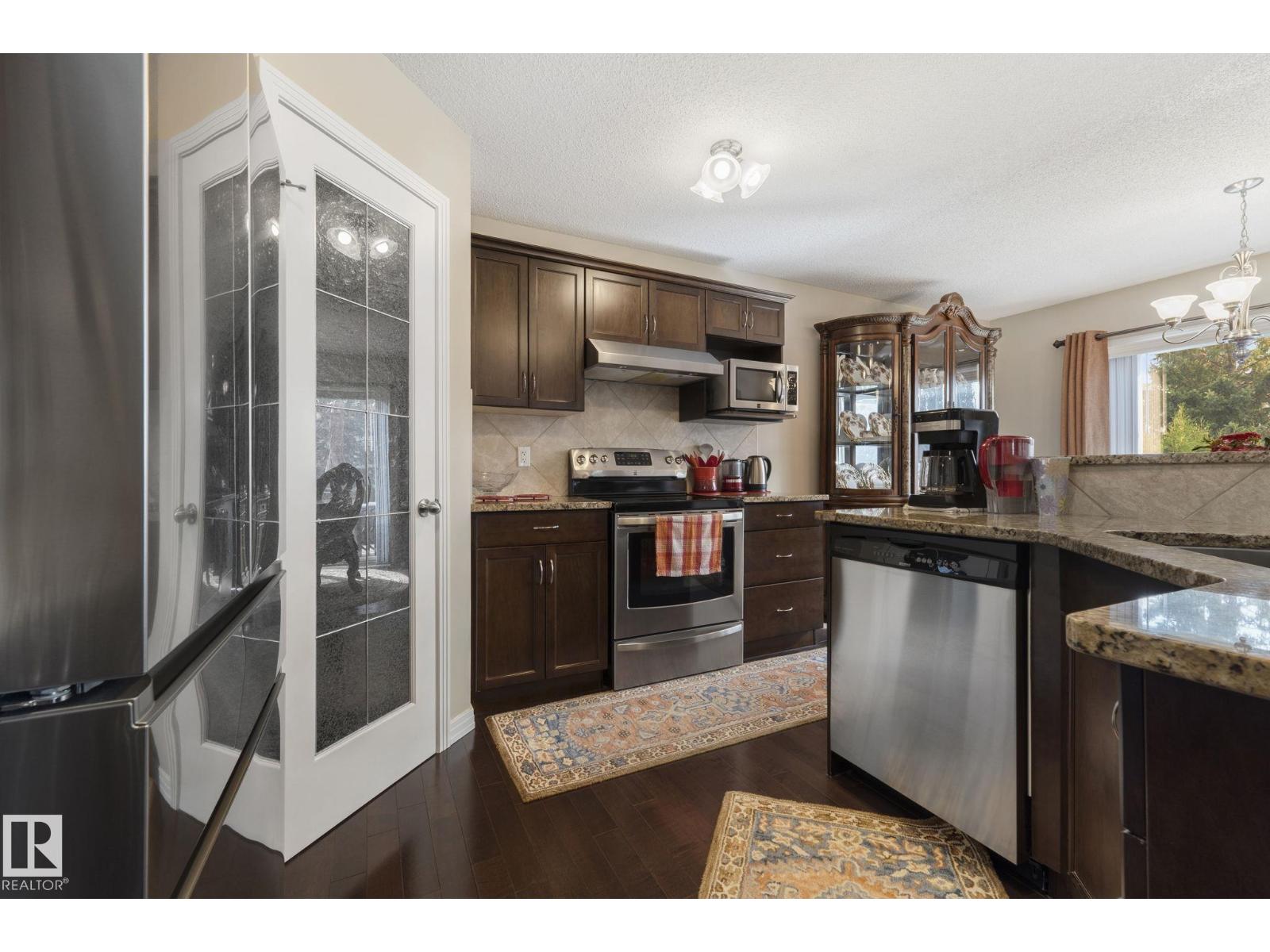 5915 6 AV SW - 17
