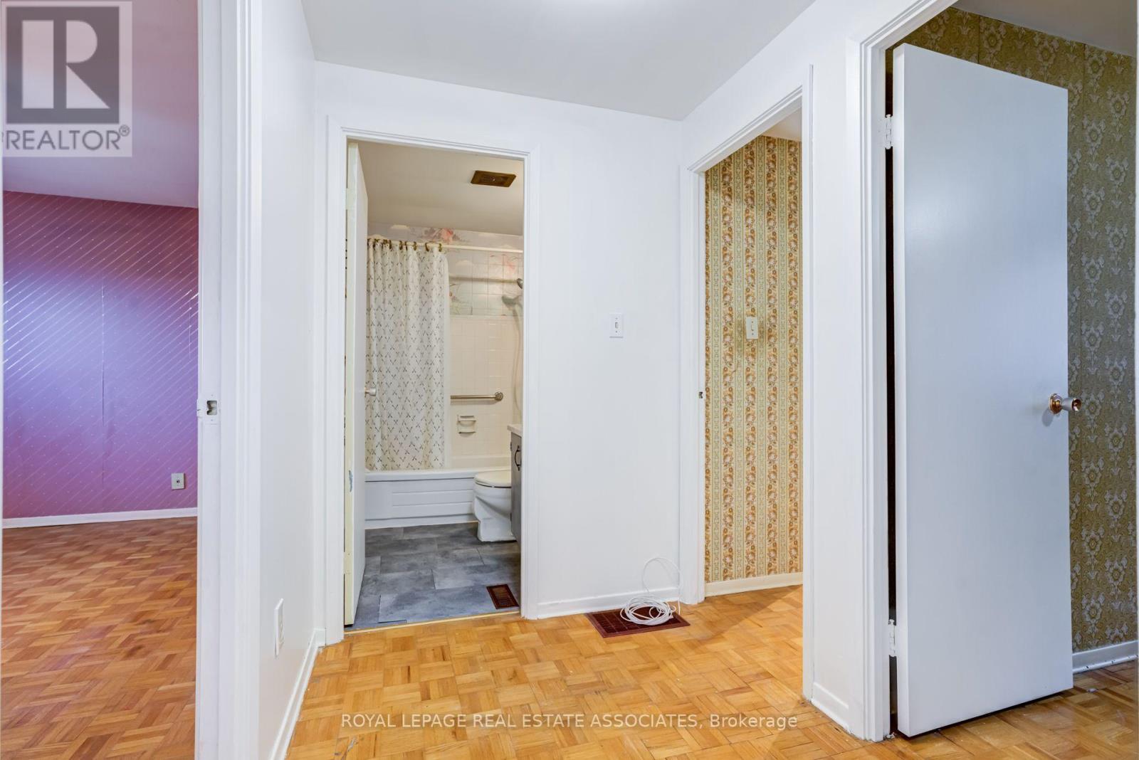 215 MISSISSAUGA VALLEY BOULEVARD - Image 37