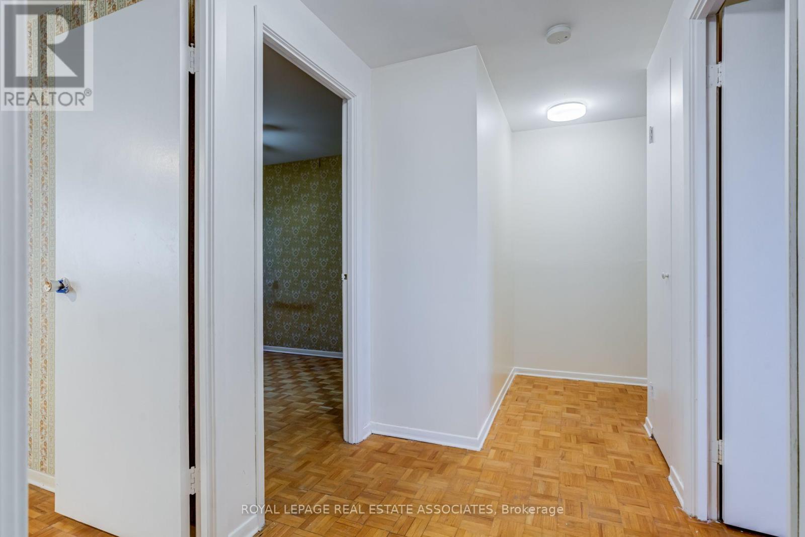 215 MISSISSAUGA VALLEY BOULEVARD - Image 36