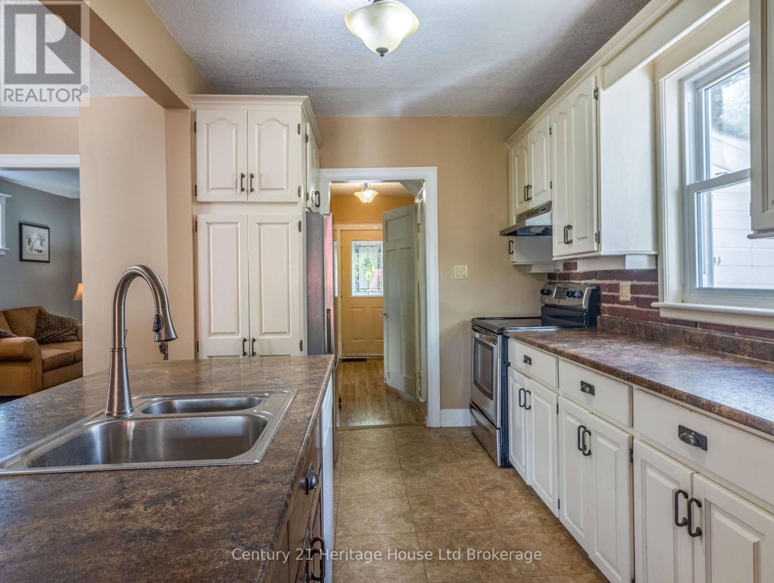 535 RICHILEAU AVENUE S - 7