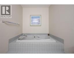 4pc Bathroom - 138 Evergreen Crescent, Penticton, BC V2A7Y5 Photo 16
