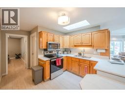 Living room - 138 Evergreen Crescent, Penticton, BC V2A7Y5 Photo 10
