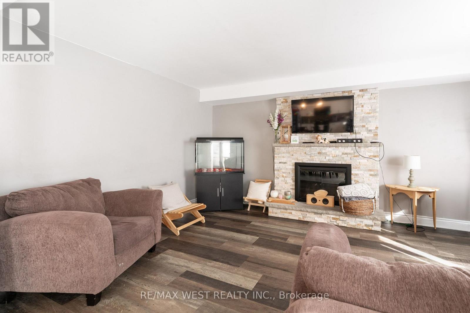 19 MOORE PLACE - 11