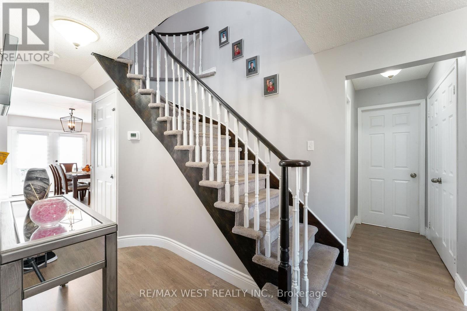 19 Moore Place, Barrie, ON photo 4