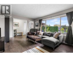 Living room - 2170 Alder St S, Campbell River, BC V9W1M6 Photo 9