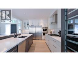 Full bathroom - 740 Pinehaven Court, Kelowna, BC V1V2Y3 Photo 9