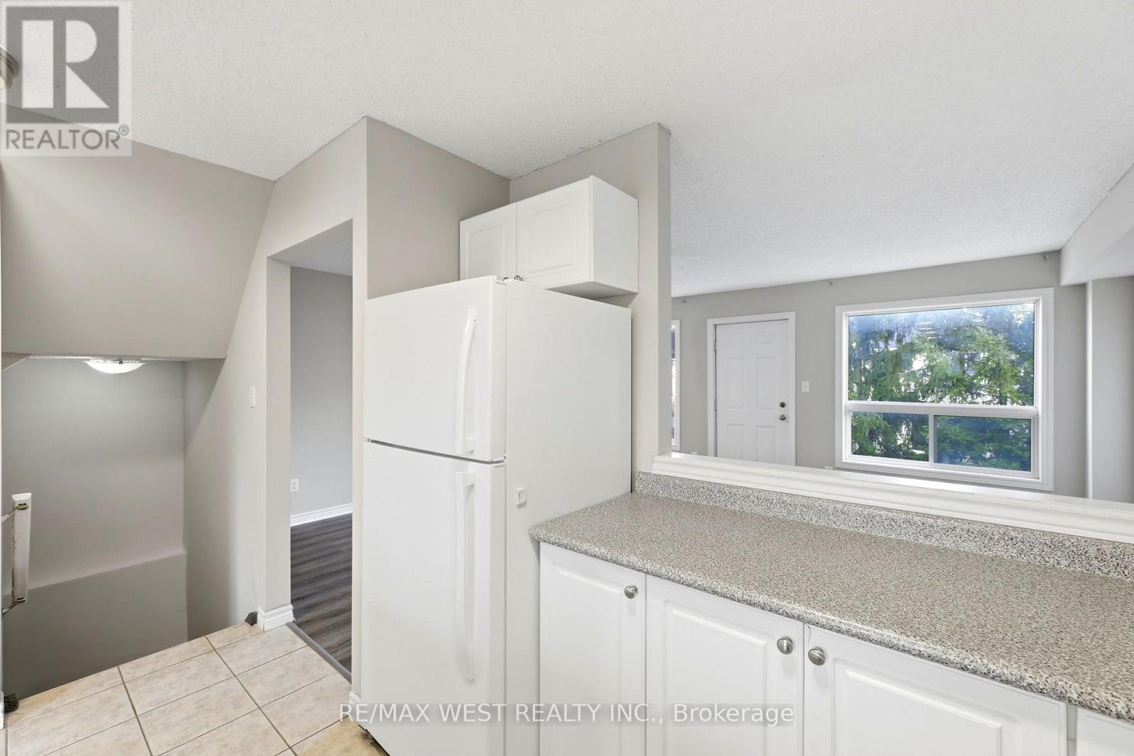 #11 600 SARNIA ROAD - 16