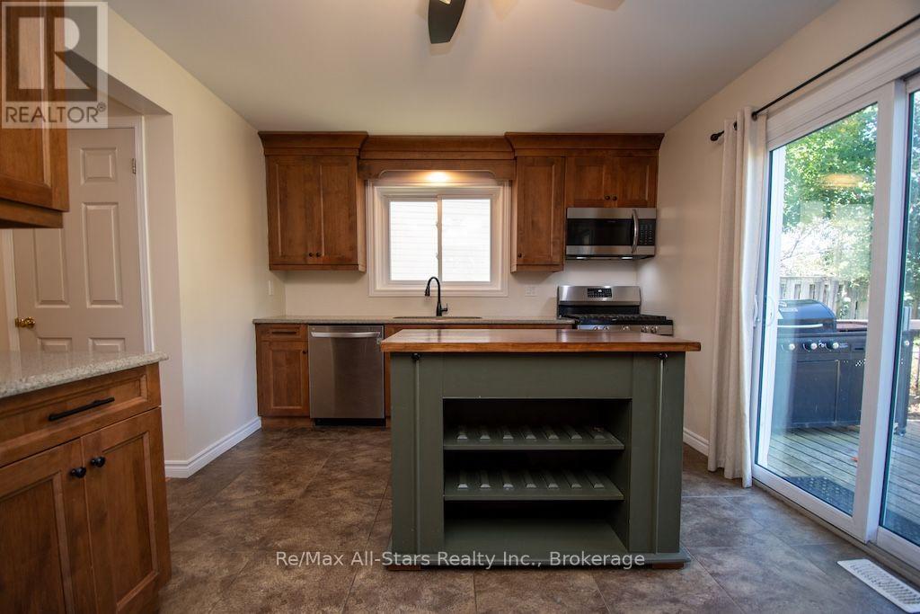 1118 HUNTINGTON CIRCLE - 11