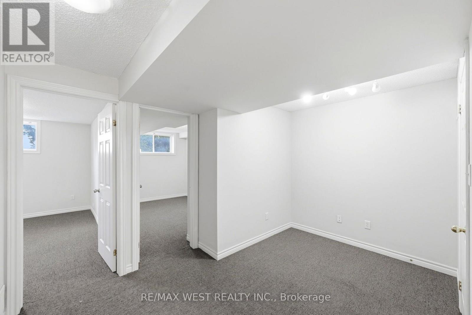 #11 600 SARNIA ROAD - 27