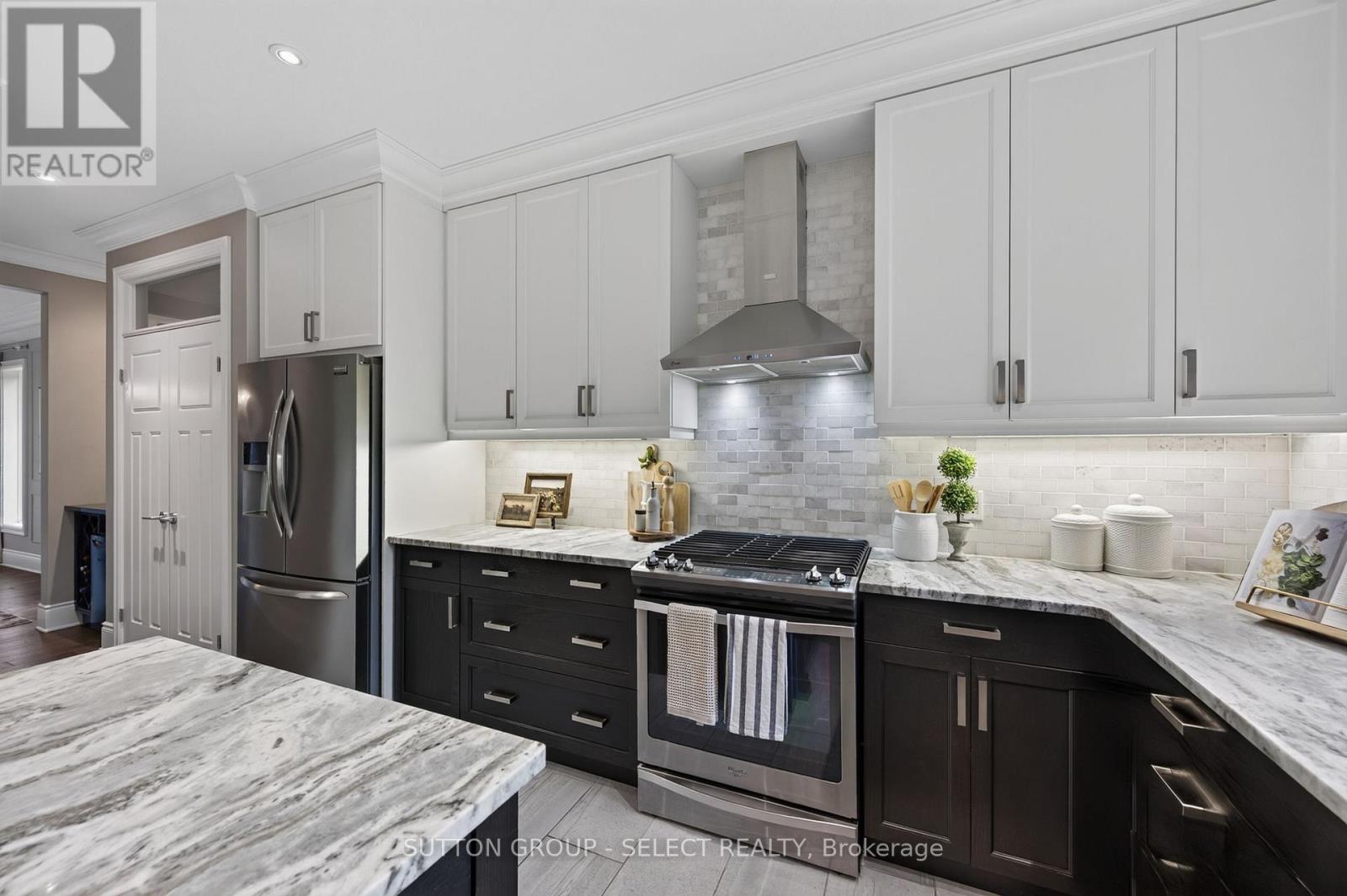 881 FOXCREEK ROAD - Image 15