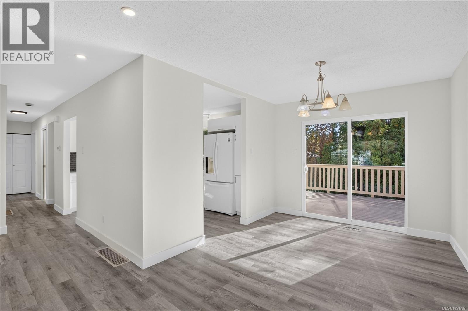 1665 Dingwall Rd - Image 9