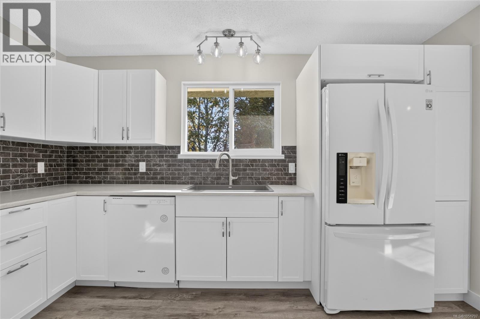 1665 Dingwall Rd - Image 4
