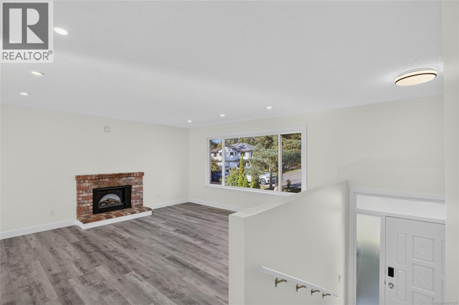 1665 Dingwall Rd - Image 11