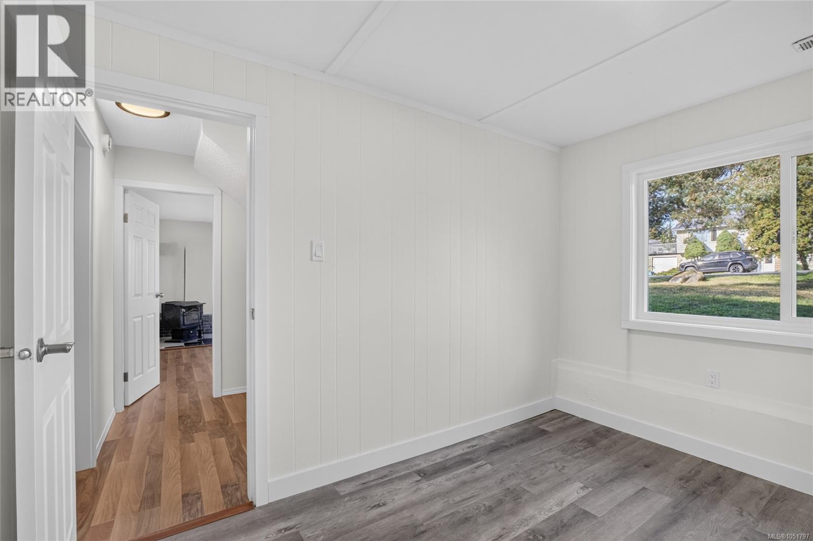 1665 Dingwall Rd - Image 22