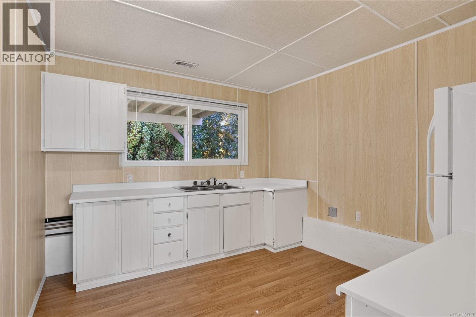 1665 Dingwall Rd - Image 24