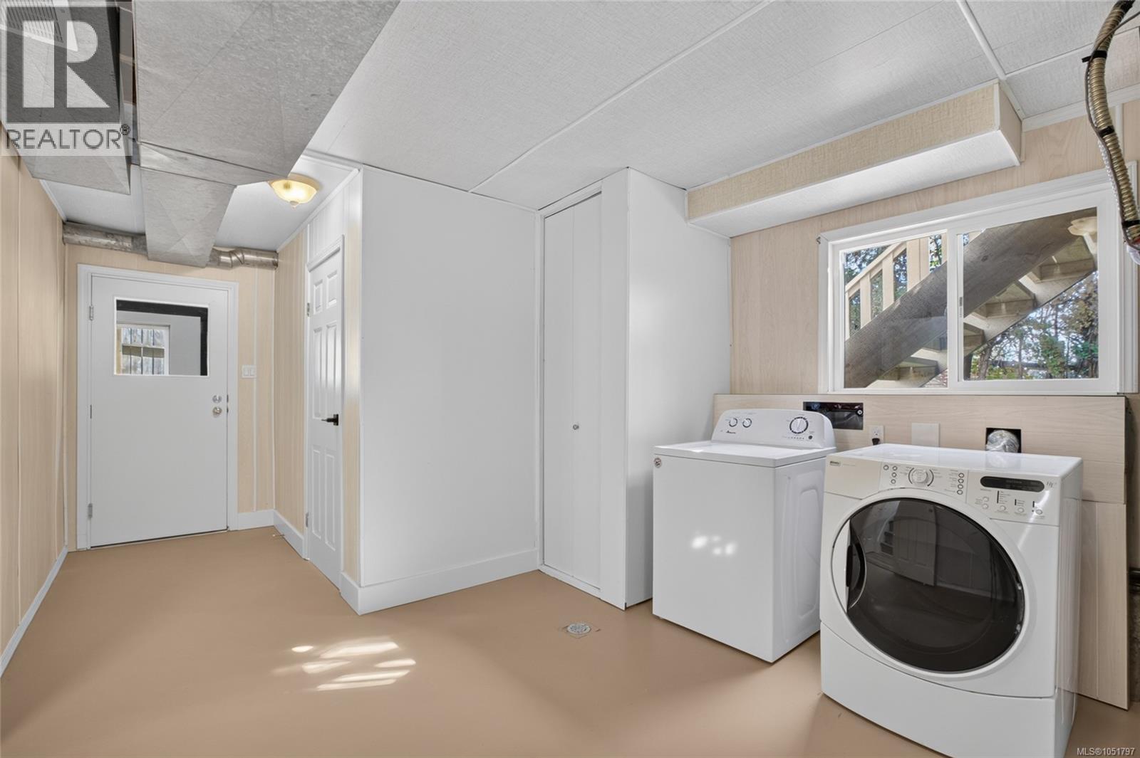 1665 Dingwall Rd - Image 25