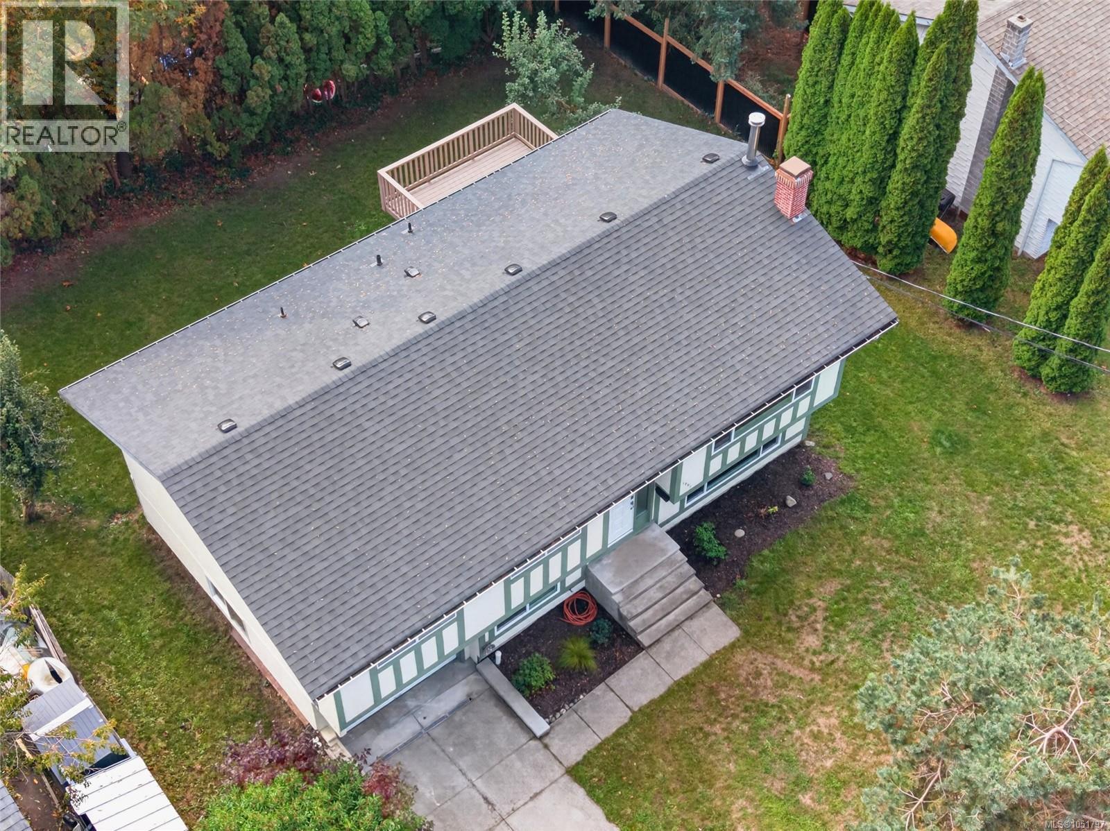 1665 Dingwall Rd - Image 15
