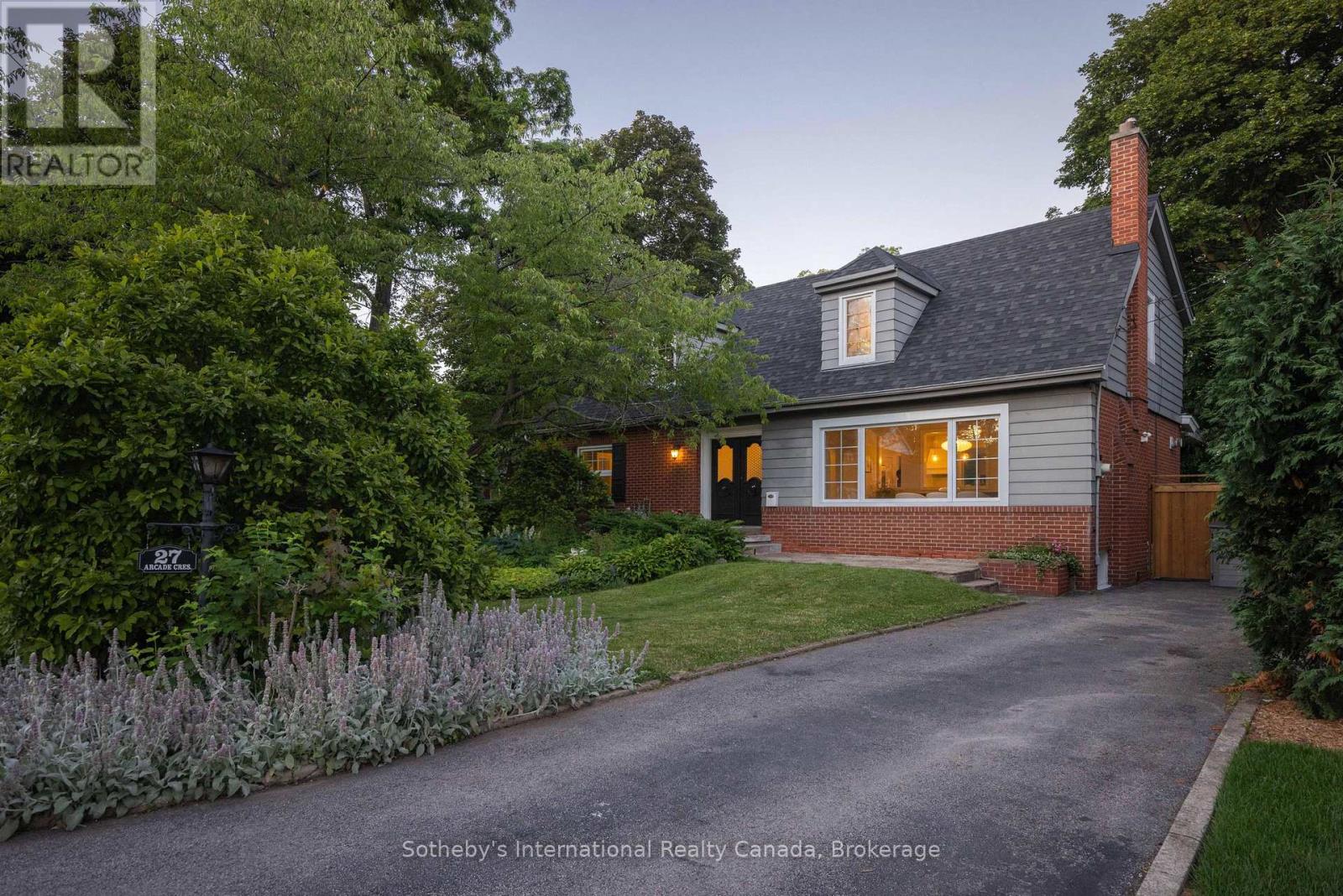 Photo of 27 Arcade Crescent