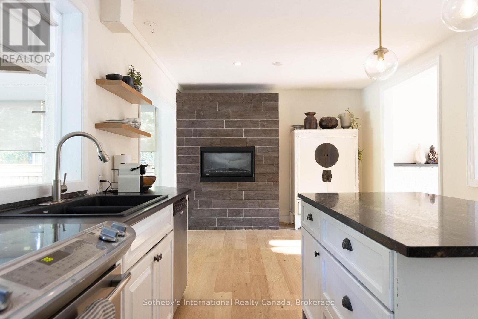 27 ARCADE CRESCENT - 32
