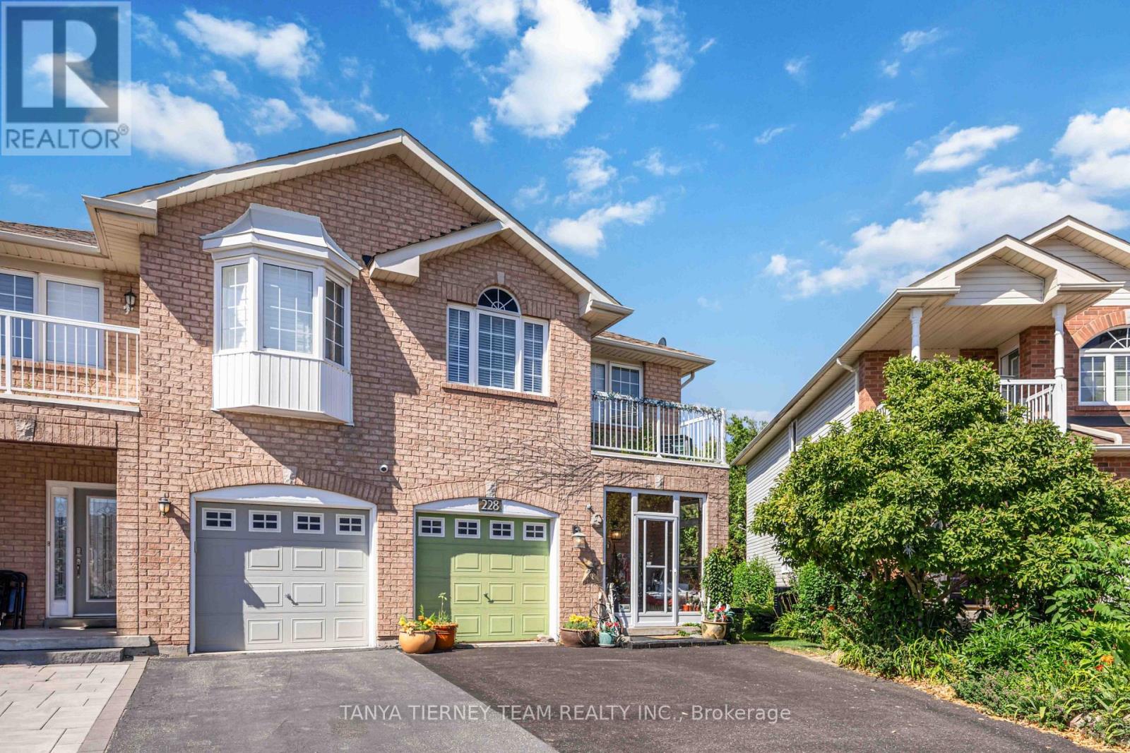 228 SHADOW PLACE - 4