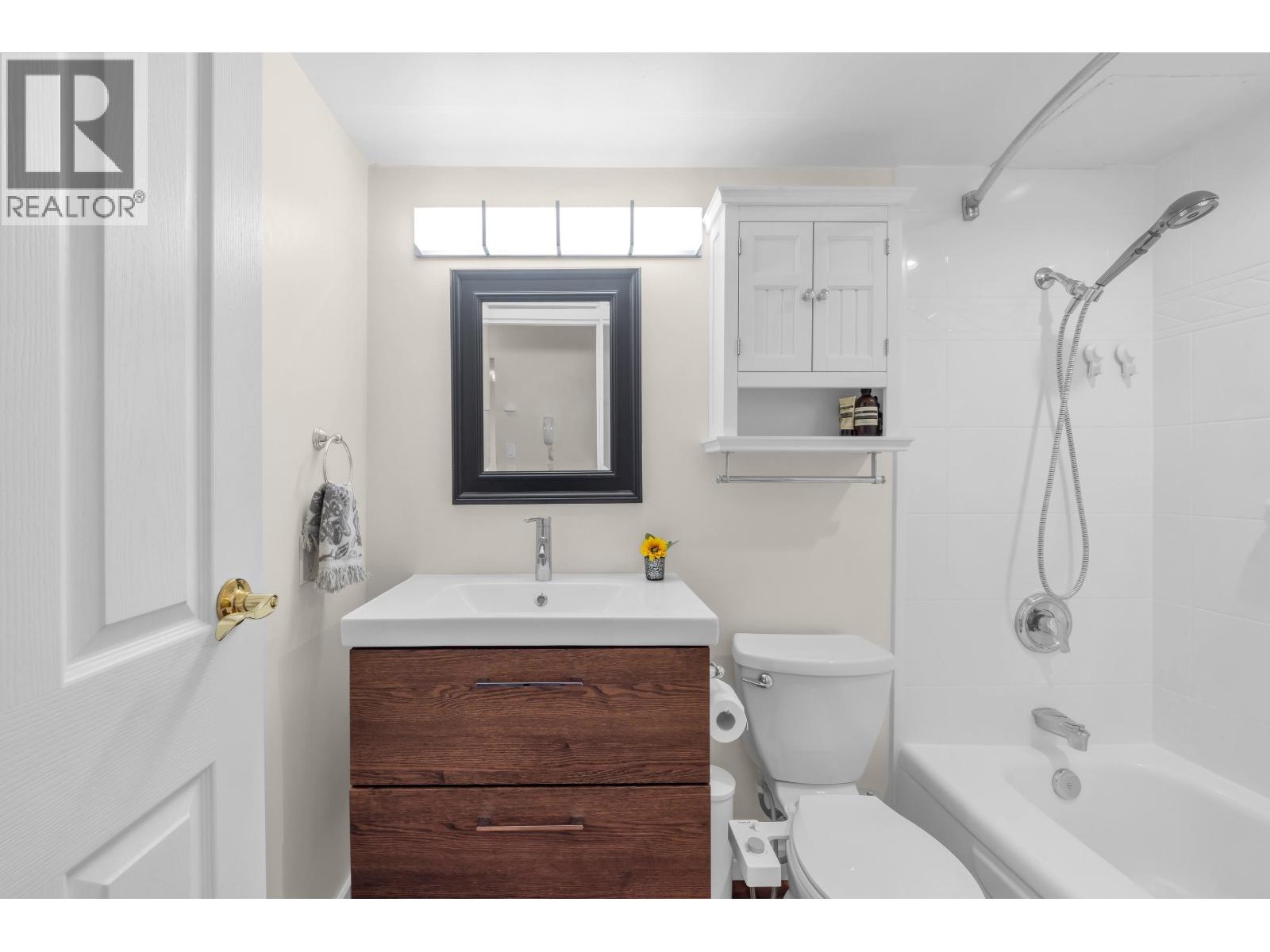 205 252 W 2ND STREET, North Vancouver
