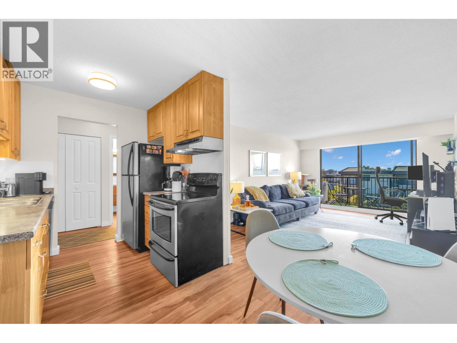 205 252 W 2ND STREET, North Vancouver