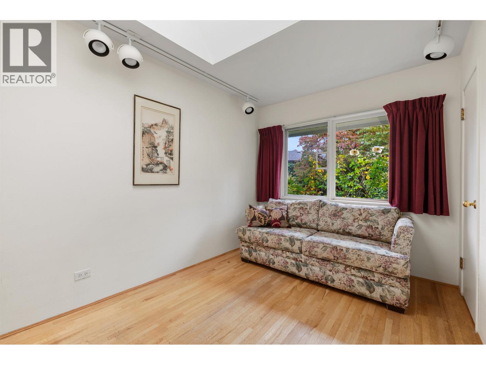 3692 SUNNYCREST DRIVE, North Vancouver
