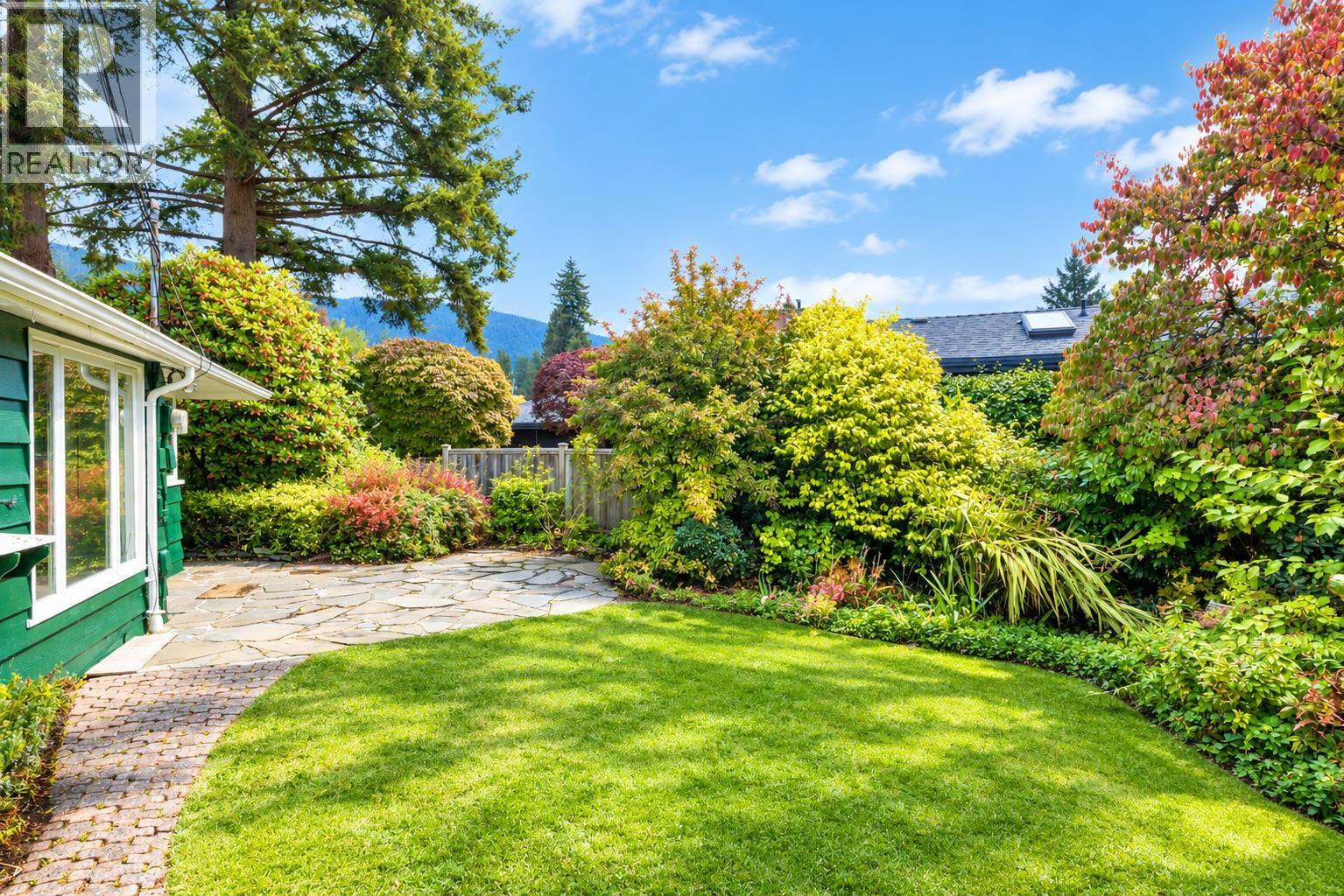 3692 SUNNYCREST DRIVE, North Vancouver