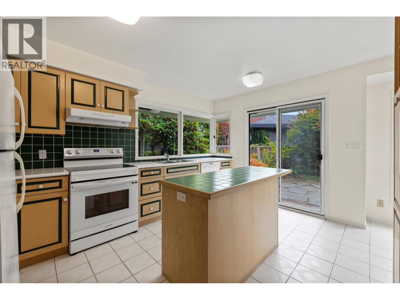 3692 SUNNYCREST DRIVE, North Vancouver