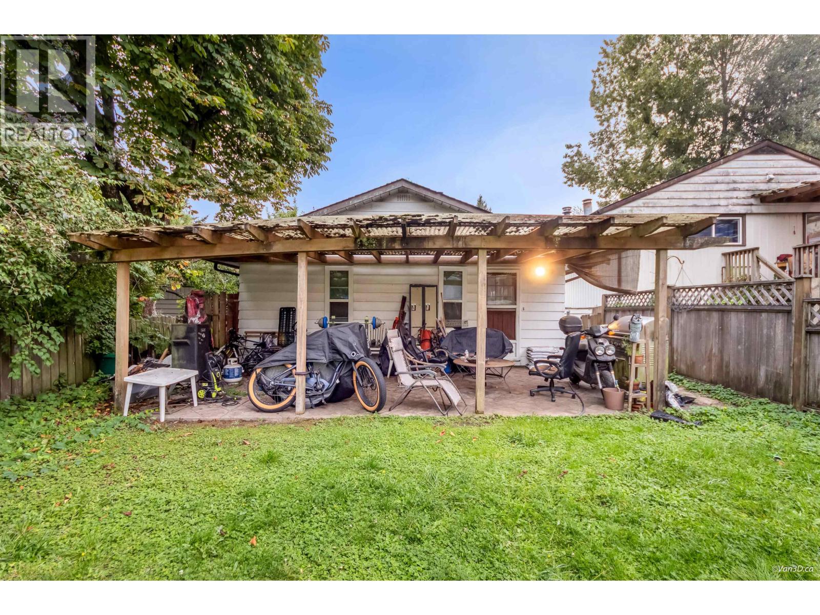 1542 BOND STREET, North Vancouver