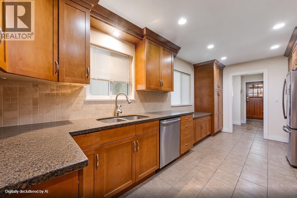 1542 BOND STREET, North Vancouver