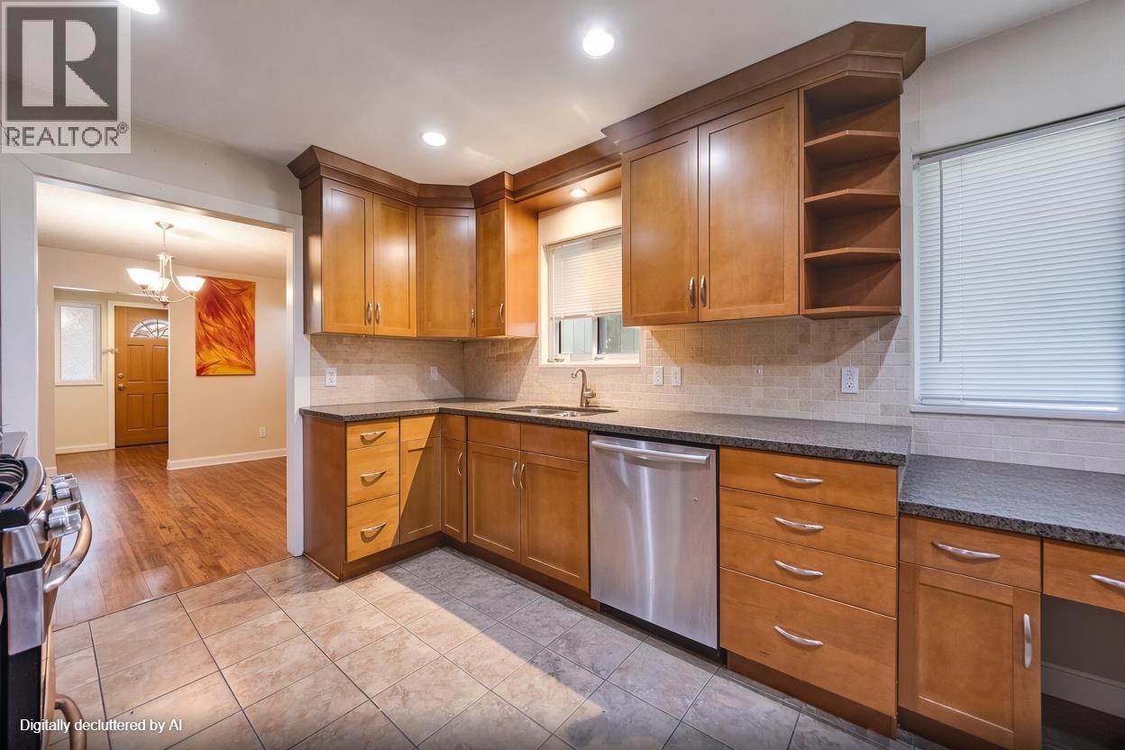 1542 BOND STREET, North Vancouver