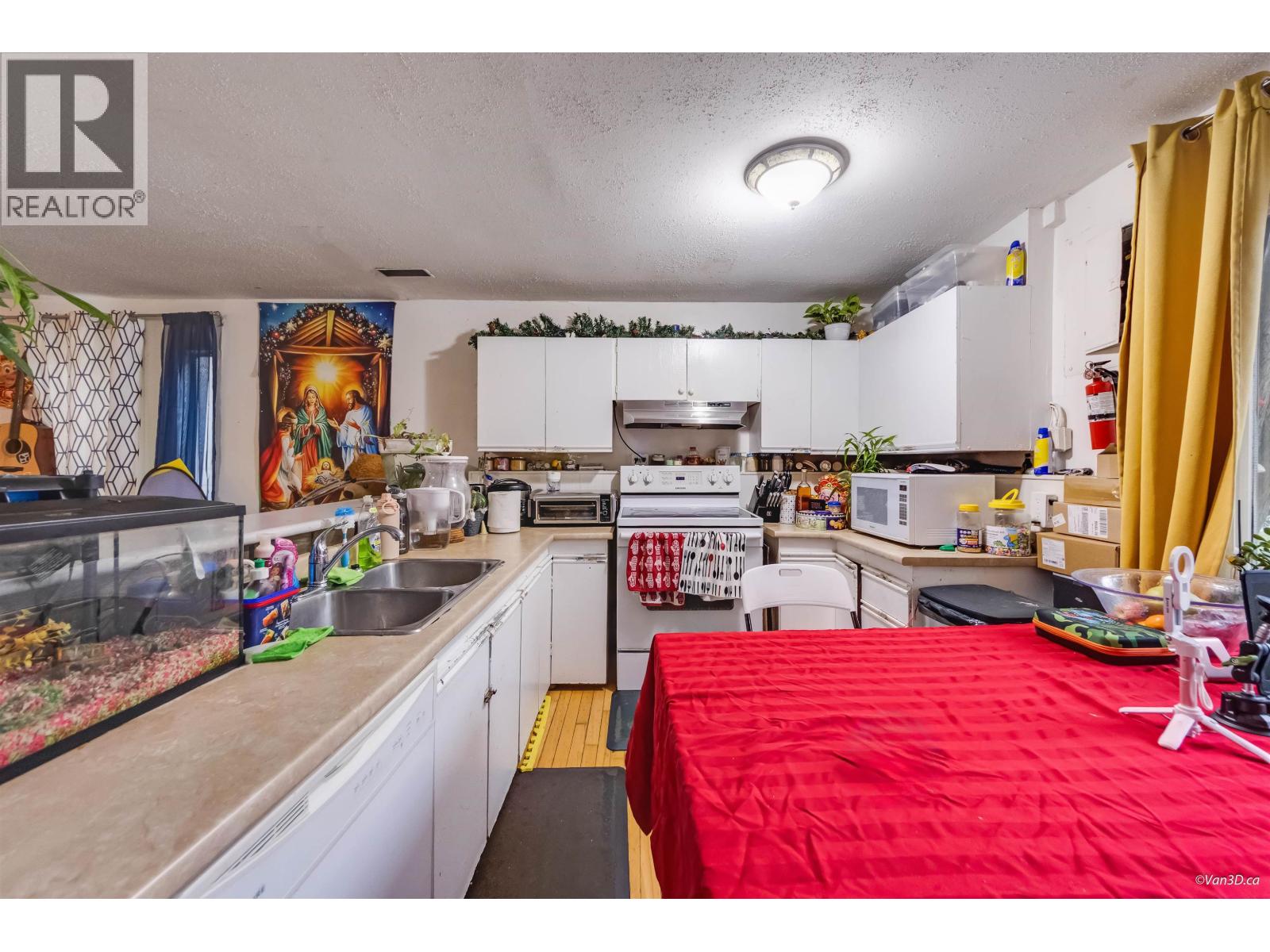 1536 BOND STREET, North Vancouver