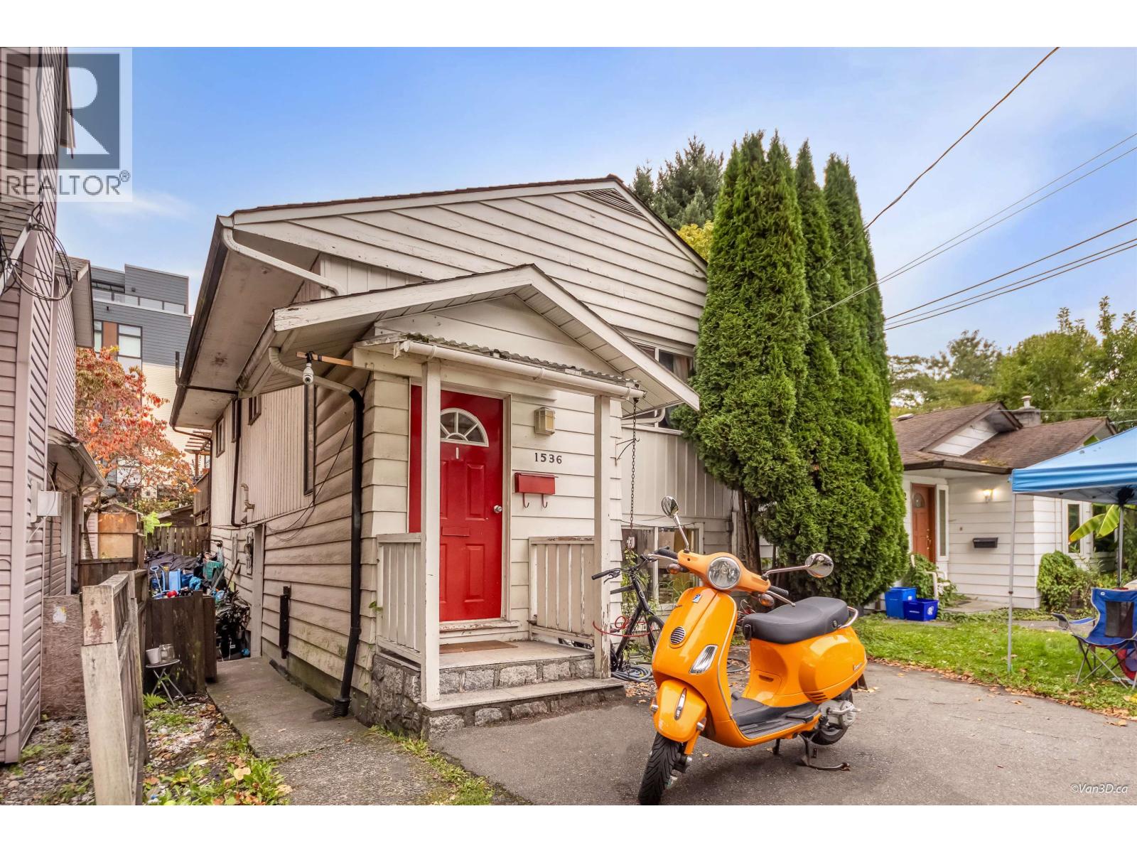 1536 BOND STREET, North Vancouver