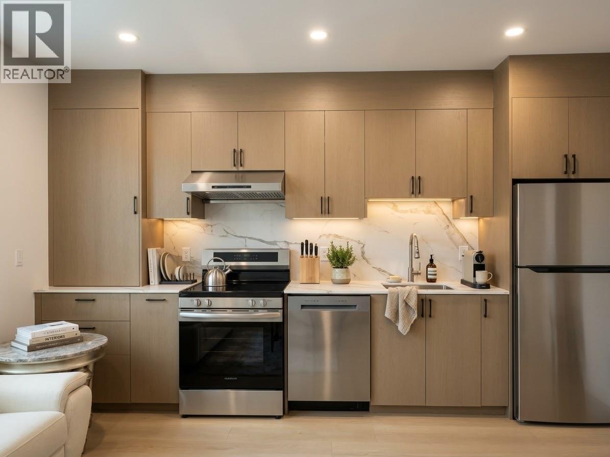 3 4472 W 15TH AVENUE, Vancouver - Image 1