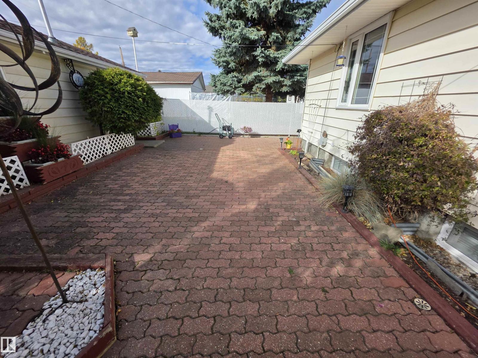 5308 48 ST - 32