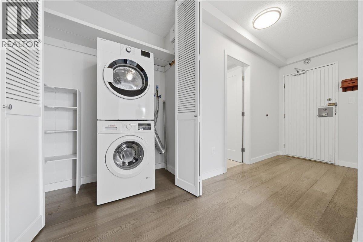 802 1745 ESQUIMALT AVENUE, West Vancouver