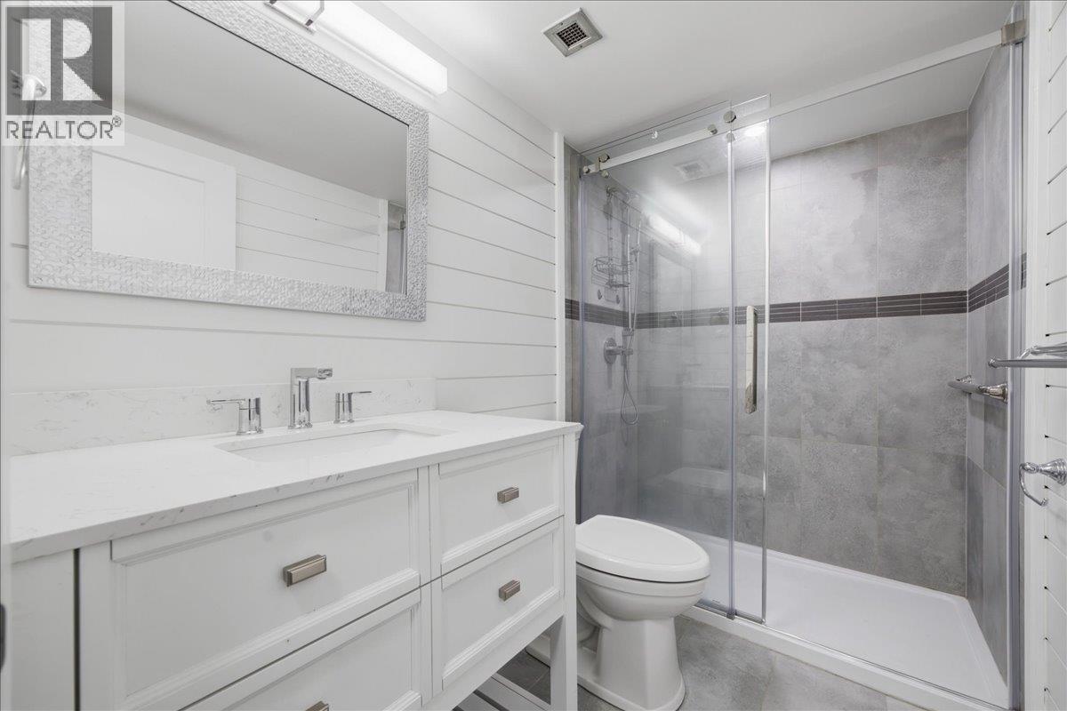 802 1745 ESQUIMALT AVENUE, West Vancouver