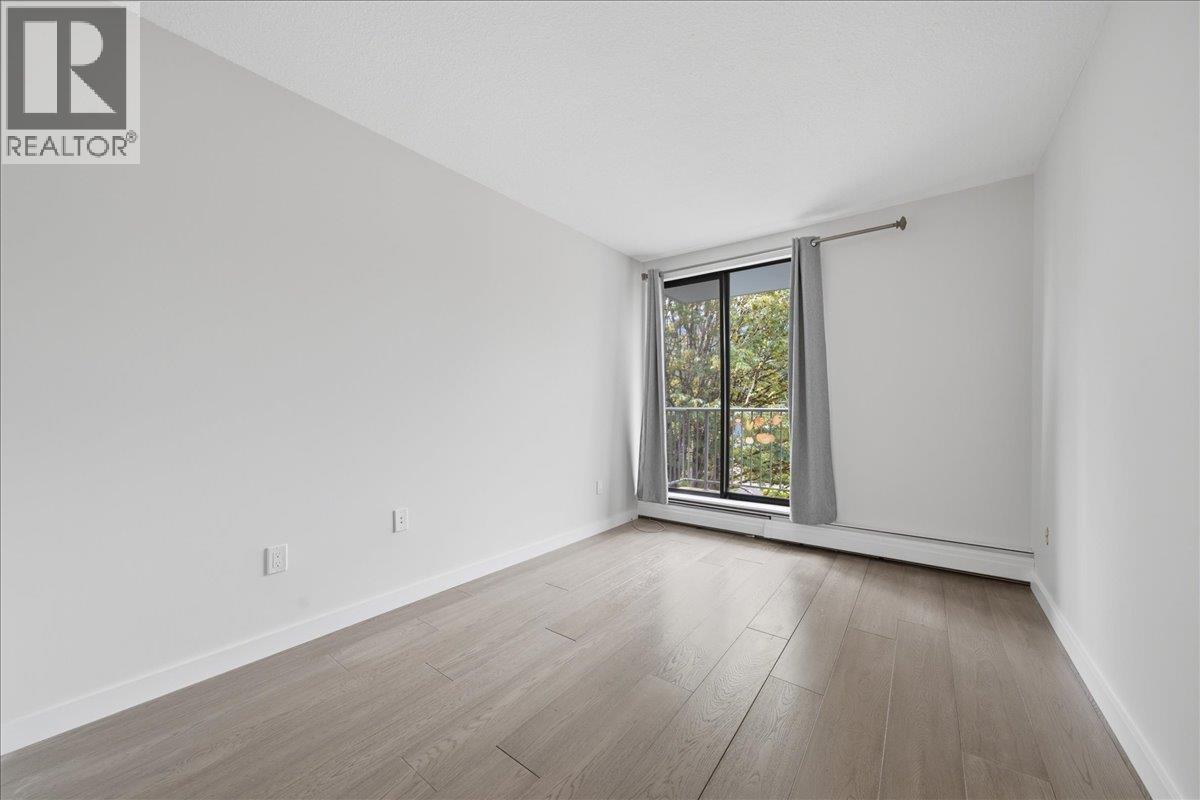 802 1745 ESQUIMALT AVENUE, West Vancouver