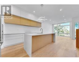 Family room - 3 - 2639r Dundas Street W, Toronto, ON M6P1X9 Photo 6