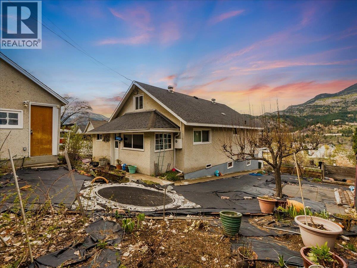 2257 Daniel Street, Trail