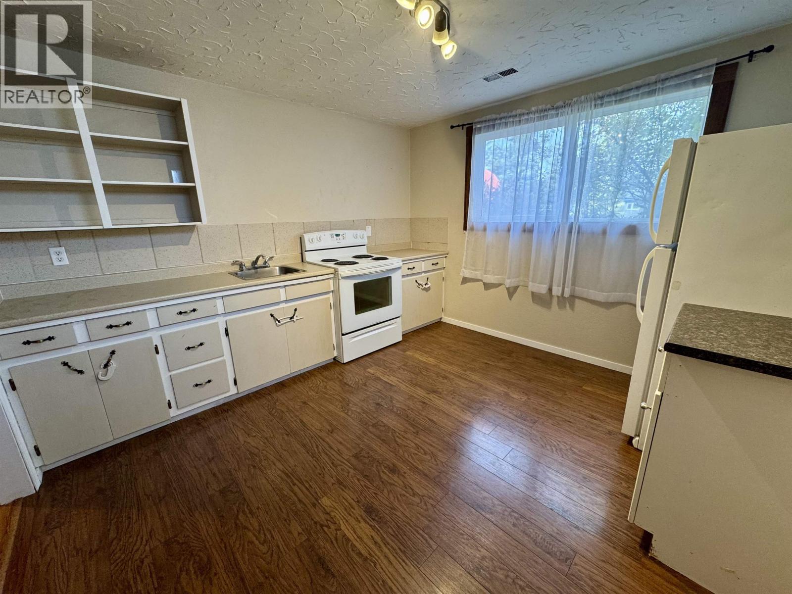 590 PIGEON AVENUE - Image 13