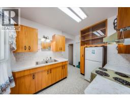 Full bathroom - 916 Thackeray Street, Warfield, BC V1R2C2 Photo 9