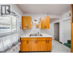 Kitchen - 916 Thackeray Street, Warfield, BC V1R2C2 Photo 10