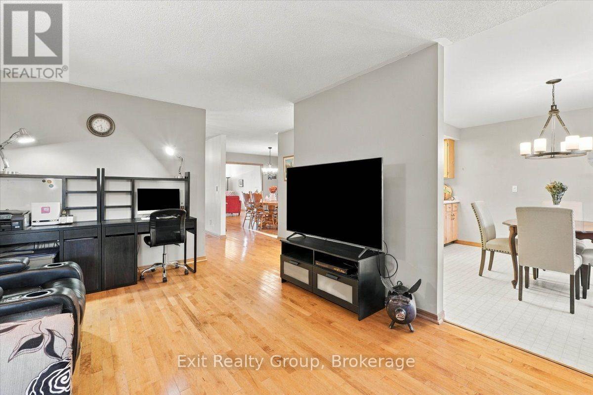 27 Dungannon Drive, Belleville, ON photo 12