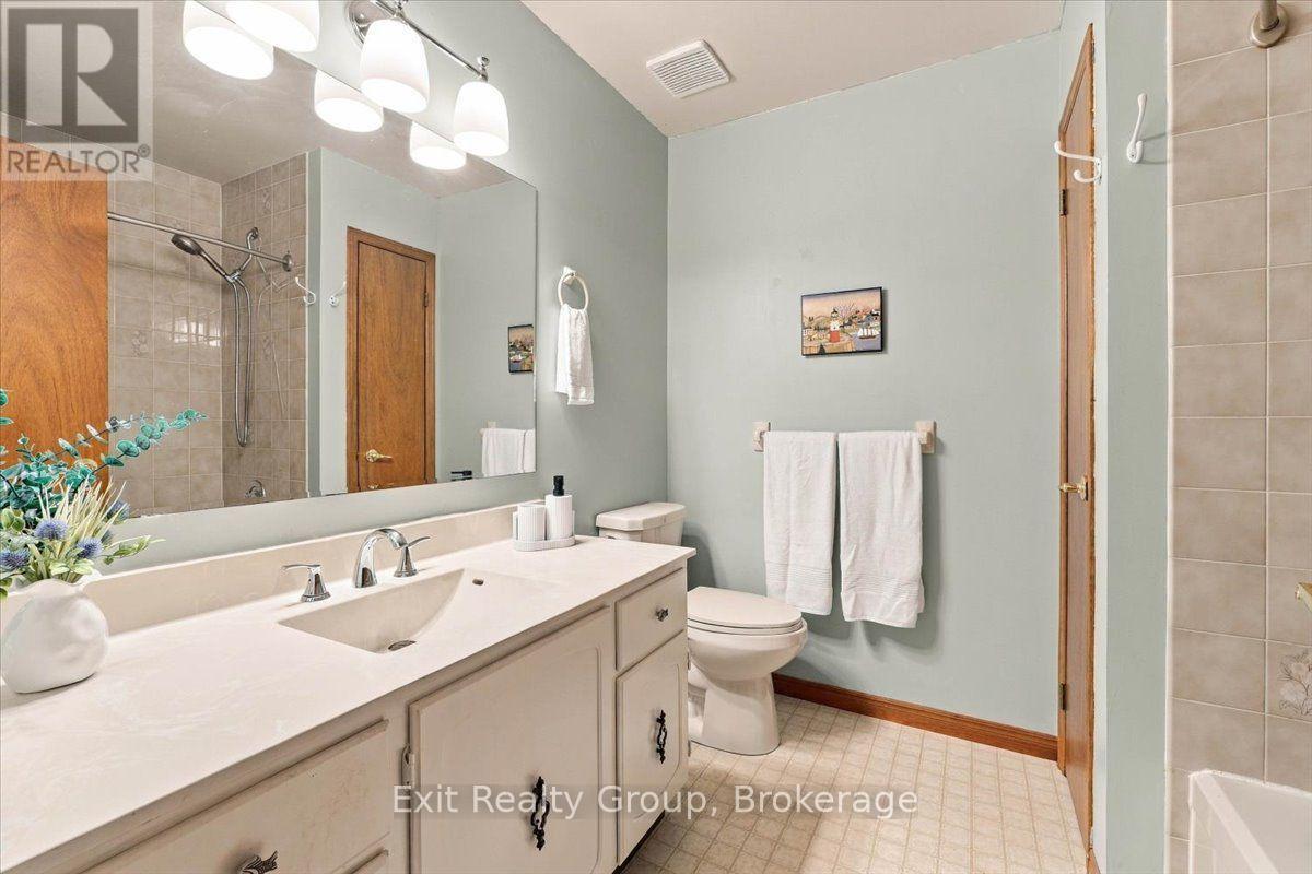 27 Dungannon Drive, Belleville, ON photo 17