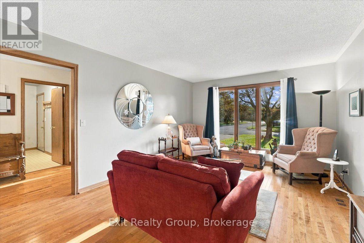 27 Dungannon Drive, Belleville, ON photo 8