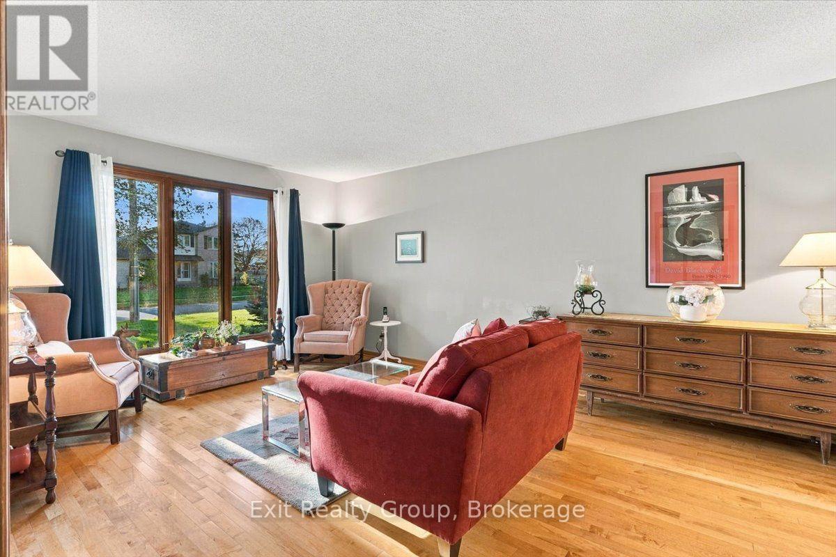27 Dungannon Drive, Belleville, ON photo 9