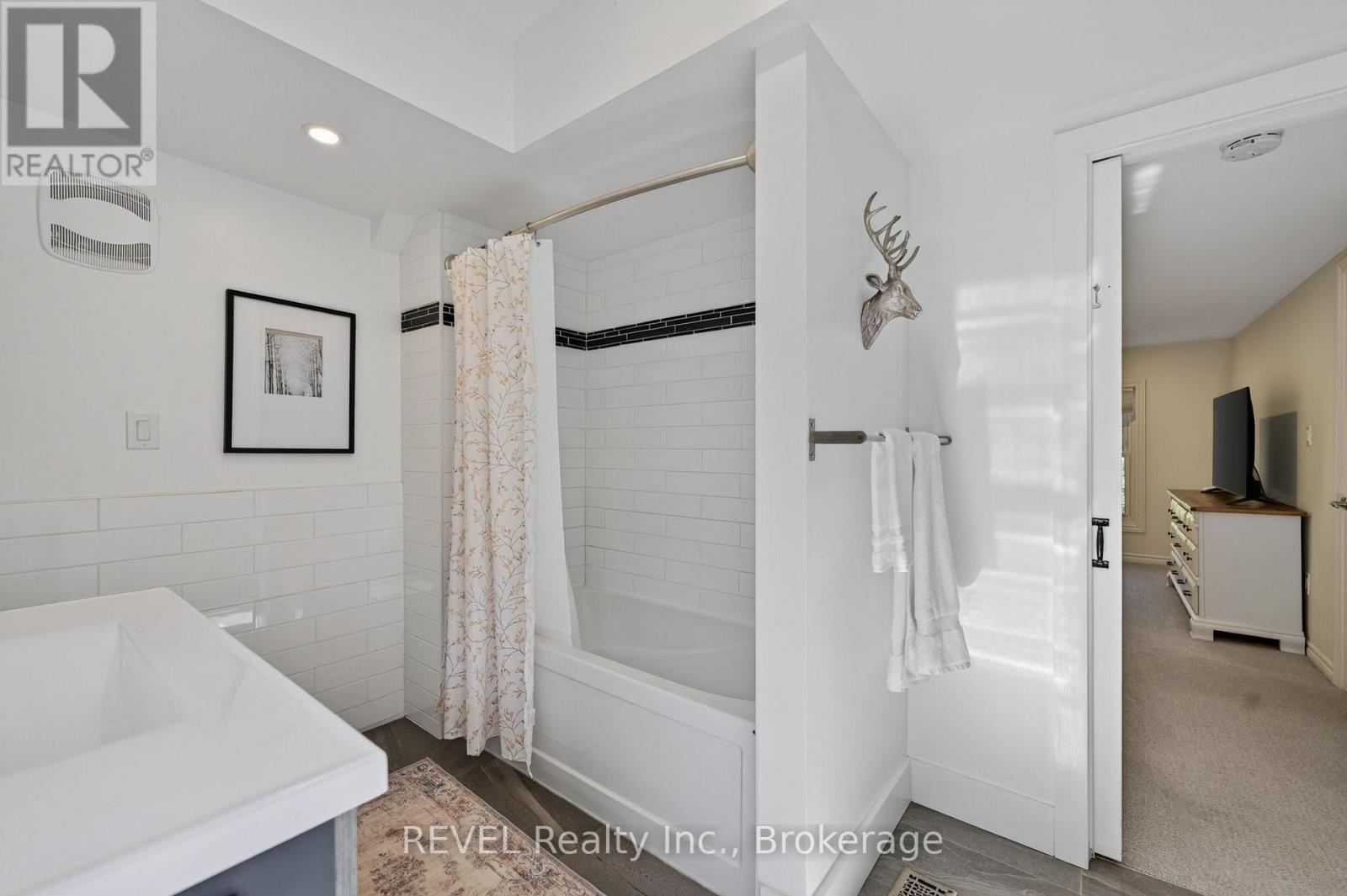 6 ELM AVENUE - 31
